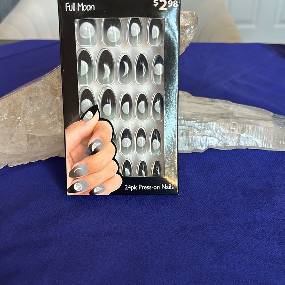 Full Moon Press-On Nails - Black and Silver
